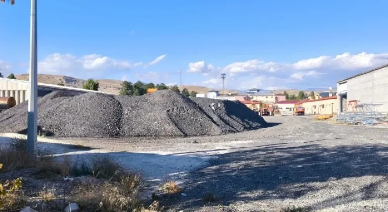 Belediyeye verilmeyen asfalt malzemesi çöpe döküldü!