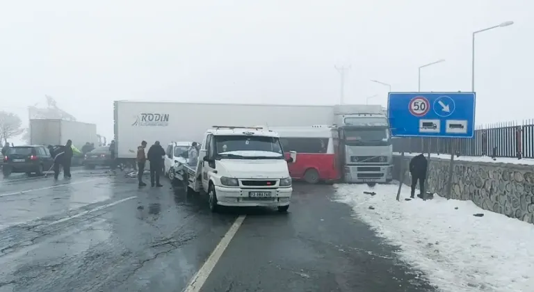 Bitlis'te 23 aracın karıştığı zincirleme trafik kazasında 31 kişi yaralandı