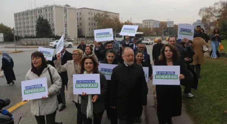 DEM Parti, kayyum atamalarını İçişleri Bakanlığının önünde protesto etti