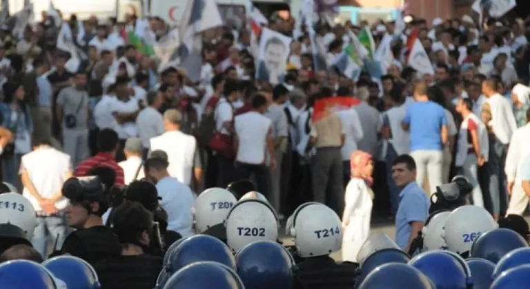 Diyarbakır'da 'Öcalan'a özgürlük' yürüyüşüne polis müdahalesi