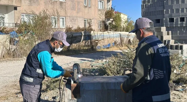 Edremit Belediyesi çöp konteynerlerini öz kaynaklarıyla tamir ediyor 