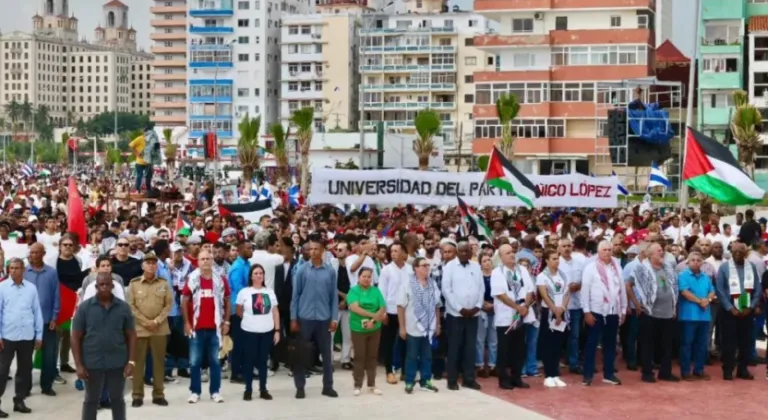 Küba halkı Filistin için yürüdü: 'Ne bombalar ne de süregiden saldırganlık umudu kırmaya yetecek'