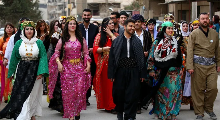 Kürt ulusal kıyafetine yurt dışı yasağı: Sakıncalı içerik...