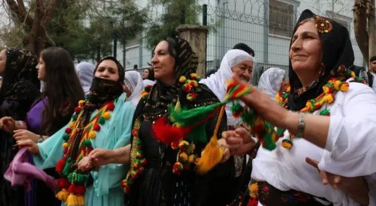 Mahkeme tiyatrosu: Halay çekmeyen ve slogan atmayan da suçlu bulundu