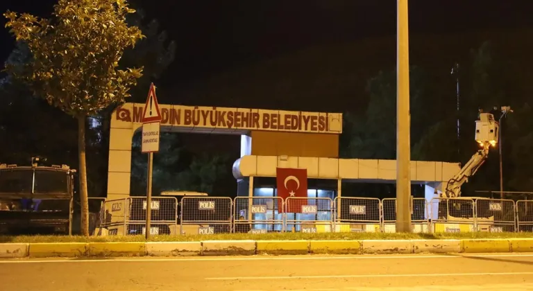 Mardin kayyımından ilk icraatı    belediye kapısına mobese kurmak