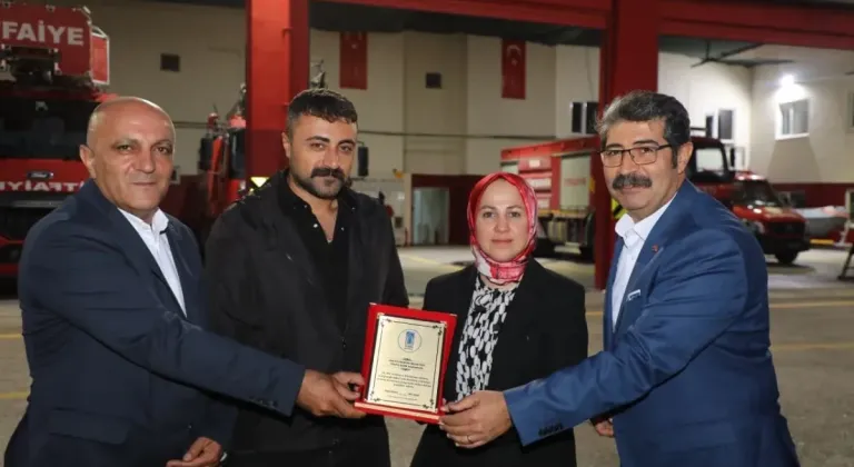 Tuşba Eşbaşkanlarından itfaiye çalışanlarına plaket