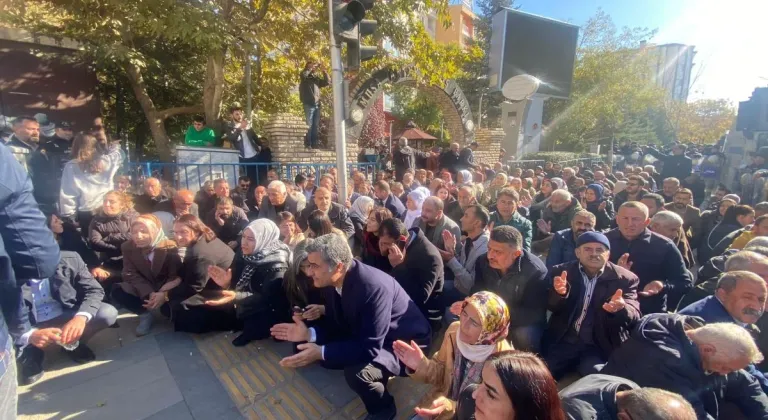 Van'da basın açıklaması: Polis, zırhlı araçlar, abluka, gözaltı